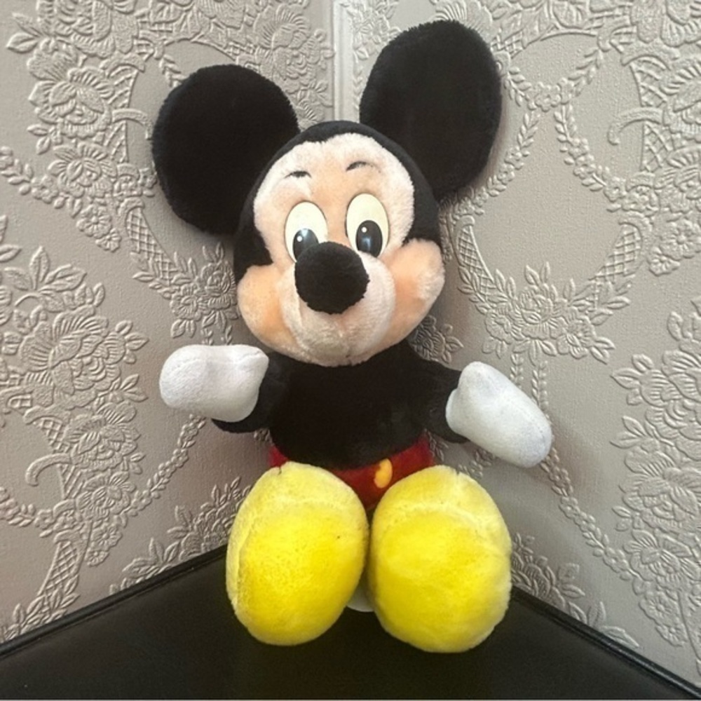 Vintage Disney Disneyland Mickey Mouse plush great condition